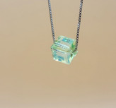 گردنبند نقره مدل سواروسکی طرح مکعب سبز