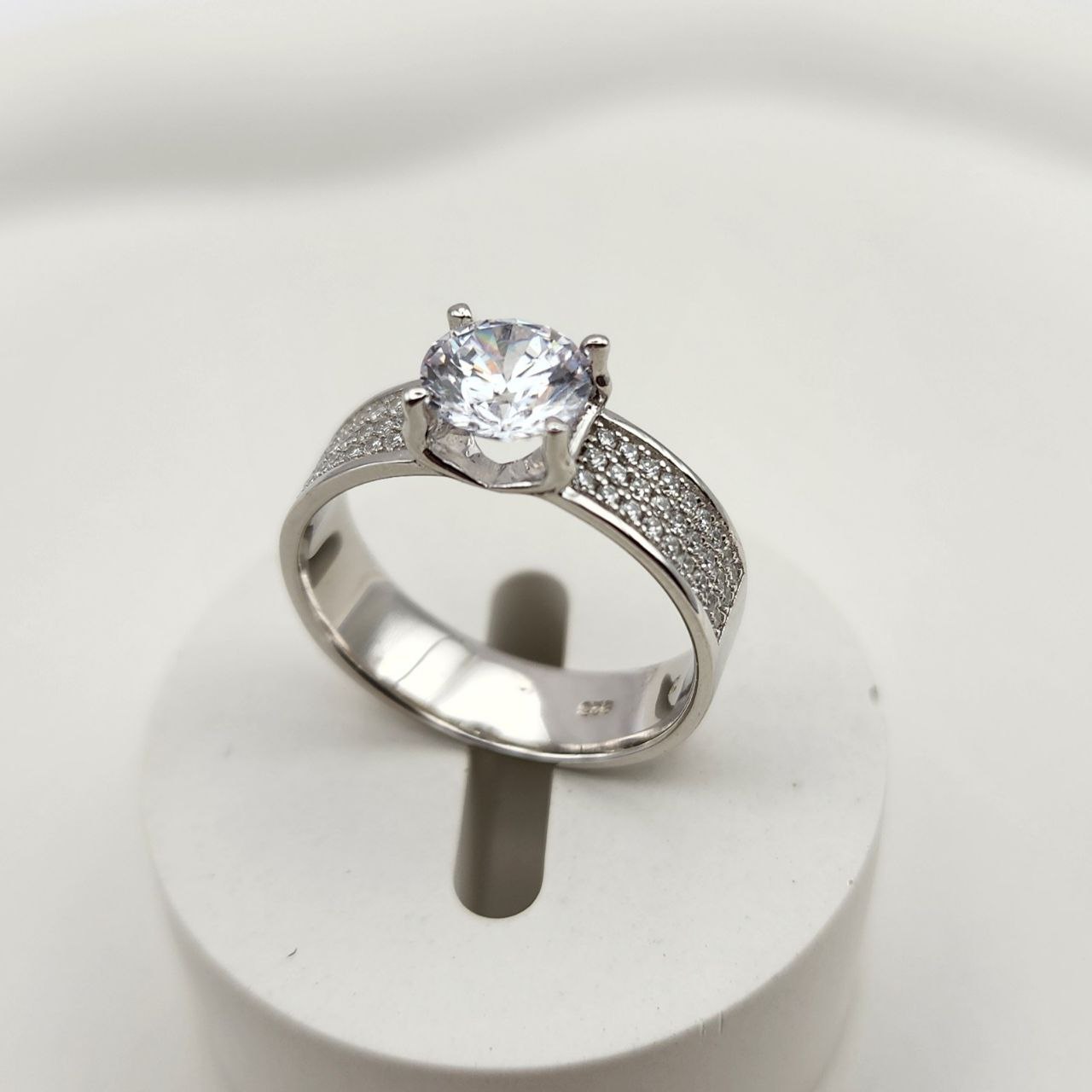 انگشتر نقره ۹۲۵ زنانه مدل حلقه با نگین برلیان اتمی – طرح لوکس و درخشان